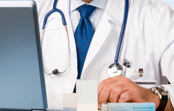 medic folosind computerul pentru gestionarea datelor medicale digitale