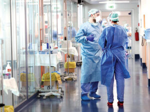 Medici în echipament medical într-un spital din România în timpul unei zile de lucru