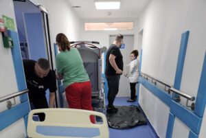 Personal auxiliar implicat în lucrări de renovare pe holul Secției de Cardiologie din Spitalul Județean de Urgență Ploiești