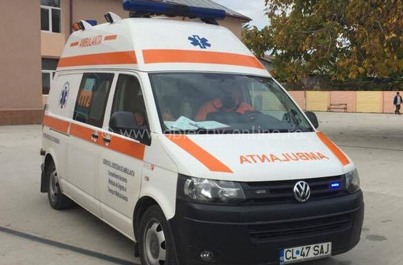 Ambulanță SAJ Călărași în fața instituției