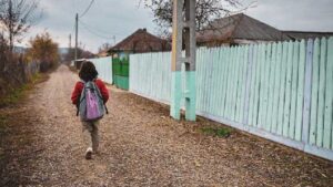 Copil din sat românesc mergând la școală, simbol al programelor UE pentru incluziune socială