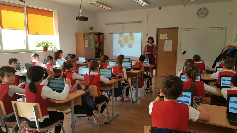 Elevi și profesor într-o clasă din România în contextul bugetului educației pentru 2026