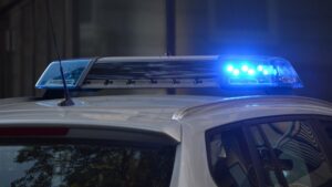 Girofar albastru pe autospecială a Poliției Române, simbol al activității de ordine publică
