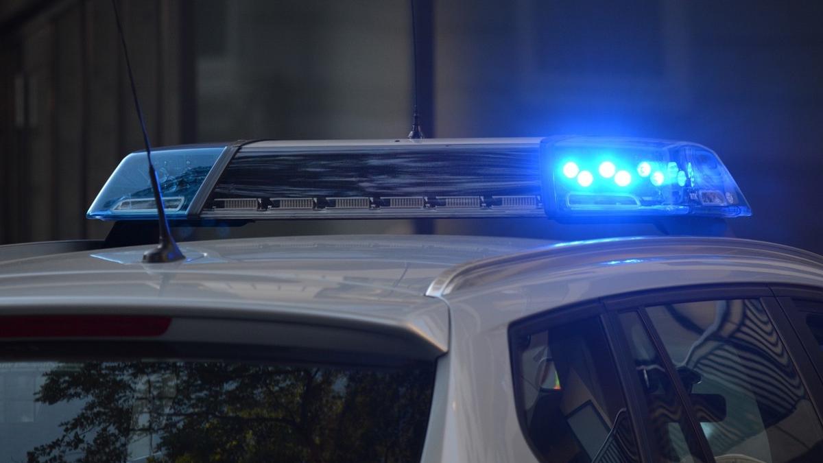 Girofar albastru pe autospecială a Poliției Române, simbol al activității de ordine publică