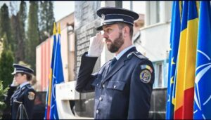 Polițist român salutând în cadru oficial de Ziua Poliției Române