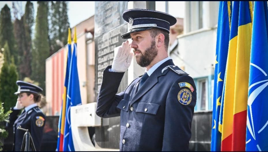 Polițist român salutând în cadru oficial de Ziua Poliției Române