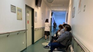 Pacienți așteptând pe holul unui spital din România în contextul blocajului din sistemul medical