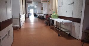 Coridor clinică din București – imagine ilustrativă pentru investigația privind suspendarea activității de către DSP