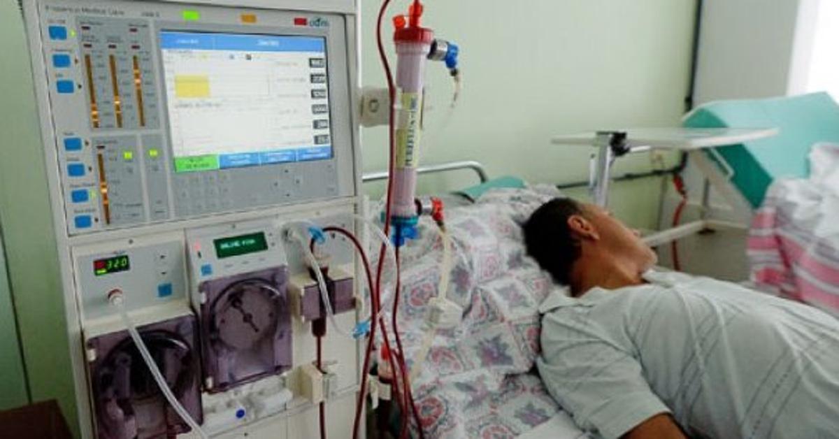 Pacient conectat la aparat de dializă într-un spital de urgență