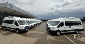 Microbuze electrice pentru elevi achiziționate prin PNRR, în centrul unui scandal privind diferențele de preț