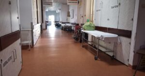 Coridor spital din România – imagine simbol pentru problemele din sistemul sanitar