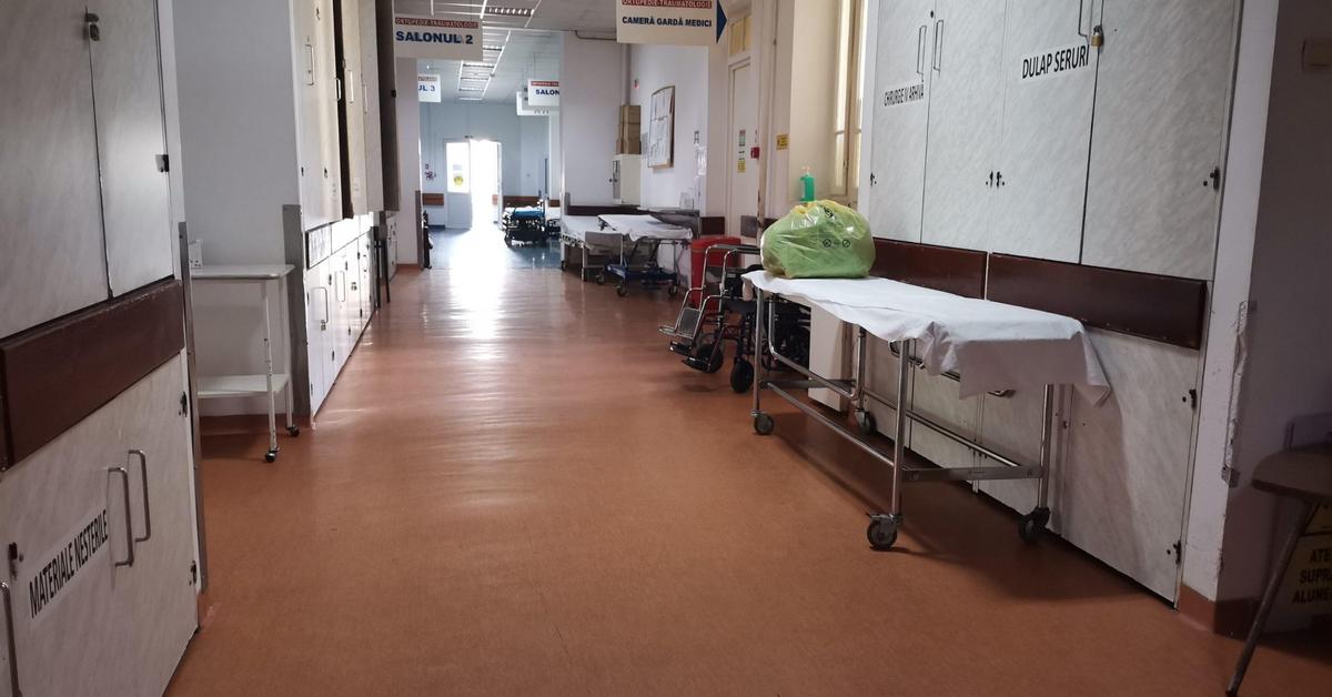 Coridor spital din România – imagine simbol pentru problemele din sistemul sanitar