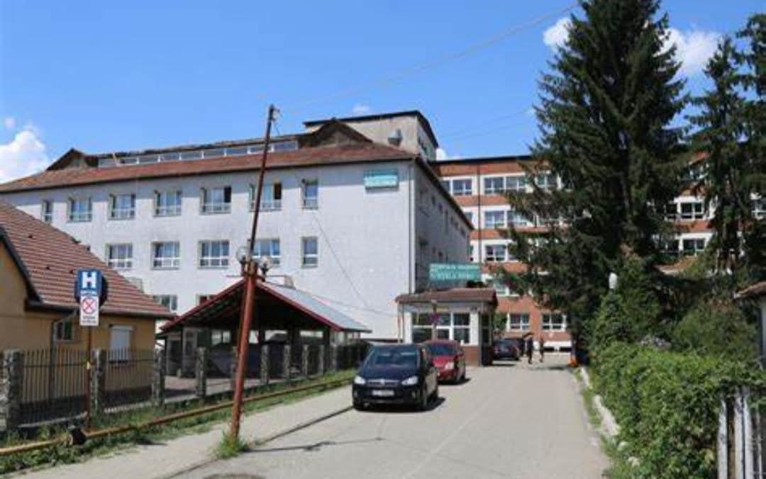Spitalul Orășenesc Oțelu Roșu, unde au loc verificări interne în urma unor controverse privind activitatea unui medic și climatul profesional.